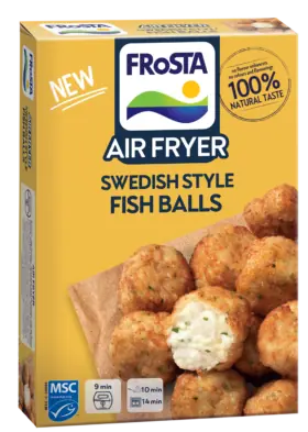 Žltá škatuľa rybích guličiek „FRoSTA Air Fryer Swedish Style“ s hotovými rybími guličkami na drevenej doske; na obale je 100 % prírodná chuť a tipy na prípravu v teplovzdušnej fritéze.
